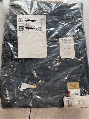 Signature by Levi Strauss Men's Relaxed Denim Jeans - 42x32. Brand new